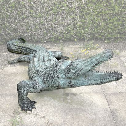 Importante sculpture de crocodile en bronze...