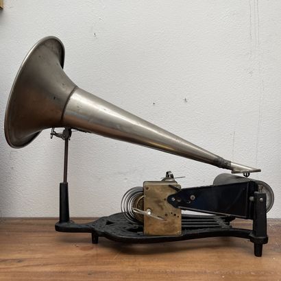 Phonographe avec socle en fonte figurant...