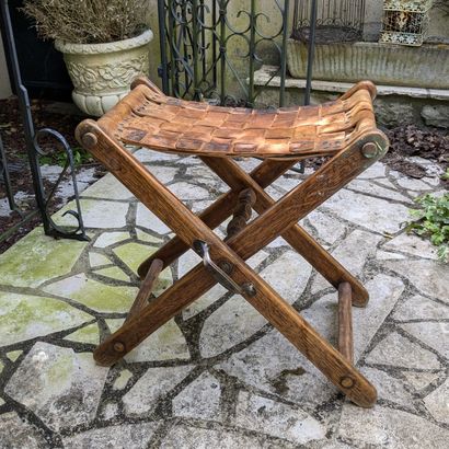 Tabouret pliant, le piétement en X, l'assise...