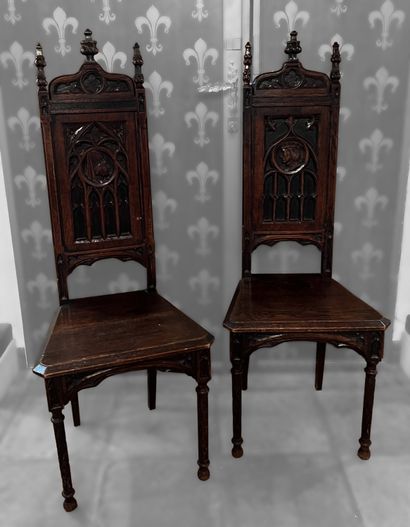 Paire de chaises en chêne, le dossier à décor...