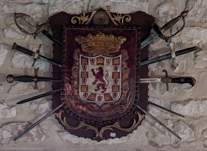 Panoplie constituée de six épées, glaives,...