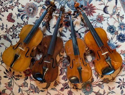 Ensemble de quatre violons d’étude.