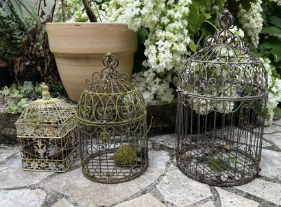 Ensemble de cages à oiseaux en fer forgé...