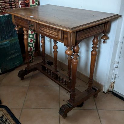 Petite table de milieu en noyer mouluré,...