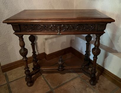 Petite table à écrire en noyer à décor de...