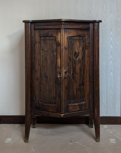 Petite armoire en bois naturel teinté. La...
