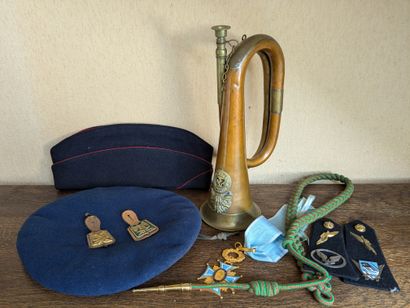 Militaria : calot, béret, insignes du 24e...