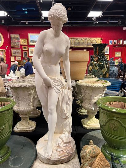 Grande statue en pierre reconstituée « Baigneuse...