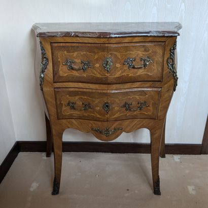 Petite commode en bois de placage et marqueterie,...