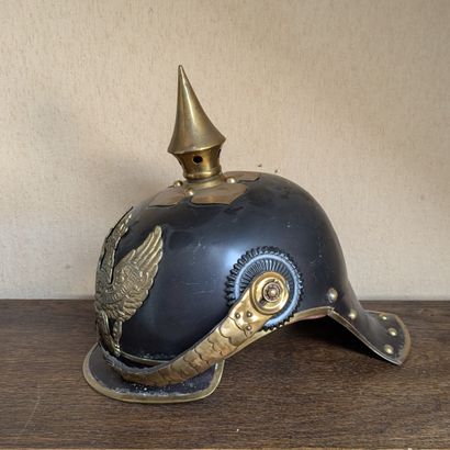 Casque à pointe du type des chasseurs à cheval...