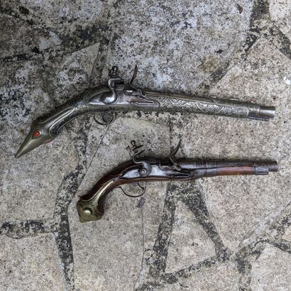 Ensemble comprenant deux pistolets : a) Pistolet...