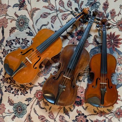 Ensemble de quatre violons d’étude. On joint...