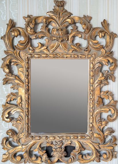 Miroir à entourage en bois doré. 53 x 38...