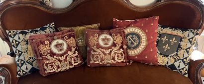 Caisse de coussins : trois en velours brodé...