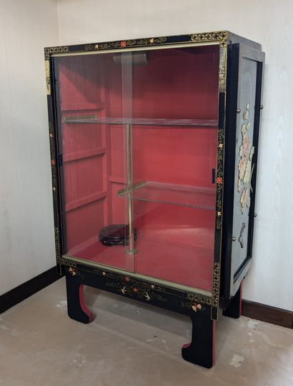 Vitrine en bois laqué à décor peint et appliqué...