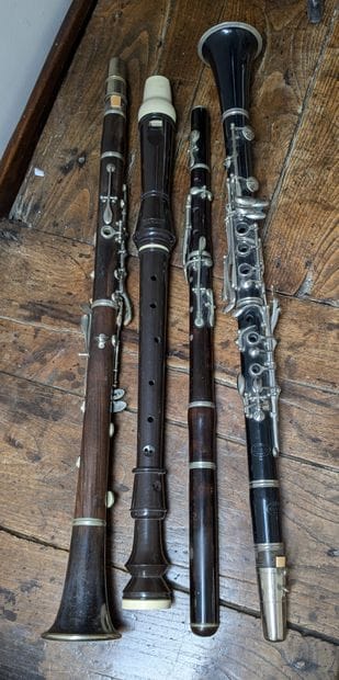 Instruments de musique : deux clarinettes,...