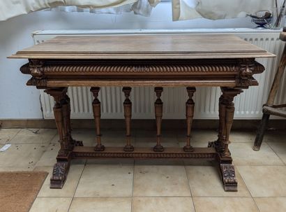 Table bureau en noyer, la ceinture à godrons...