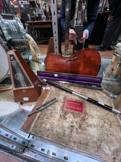 Musique : fond de violon ; métronome ; diapason...