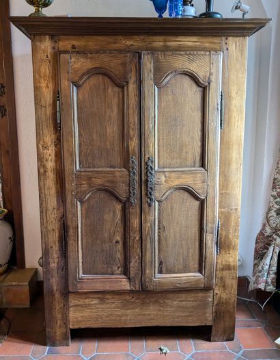 Petite armoire rustique en chêne mouluré...