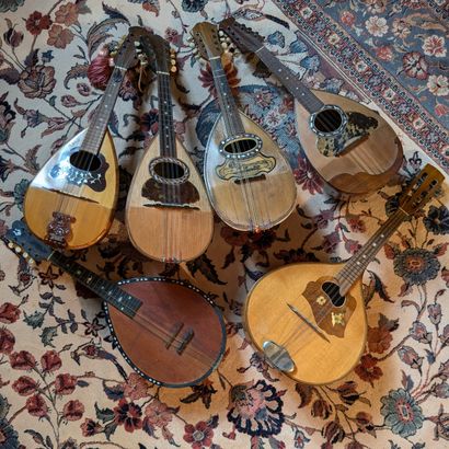 Ensemble de six mandolines.