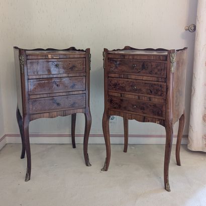 Paire de tables de chevet en bois de placage...
