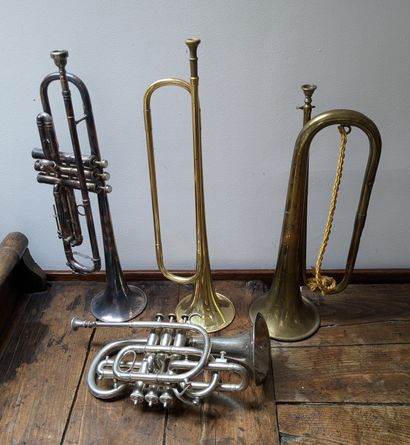 Instruments de musique : deux clairons, dont...