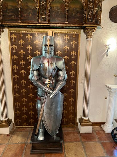 Grande armure de chevalier en pied avec épée...
