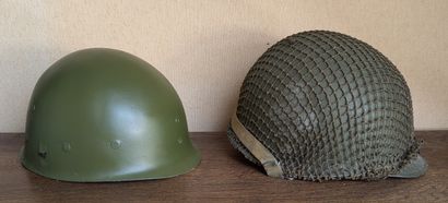 Deux casques : - casque lourd USM 1, bombe...