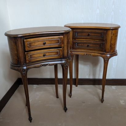 Deux chevets rognon en bois naturel vernis....