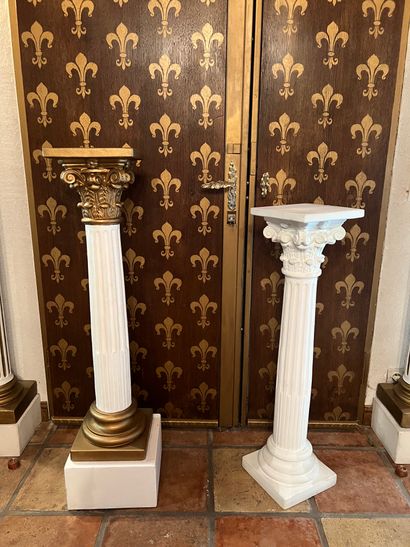 Paire de colonnes en staff à chapiteau corinthien,...