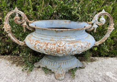 Vasque de jardin sur piédouche de forme ovale...