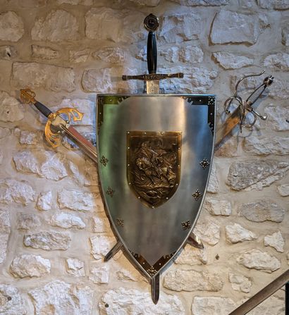 Panoplie constituée de trois épées. Dans...