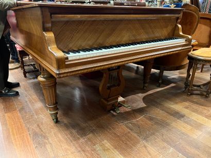 Piano à queue de marque Erard. L'ébénisterie...