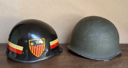 Deux casques : - casque lourd USM 1, bombe...