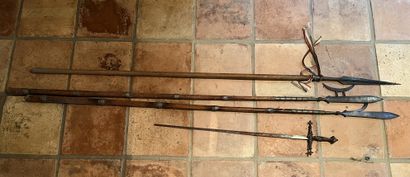 Ensemble : - trois hallebardes (L. 206 cm)...