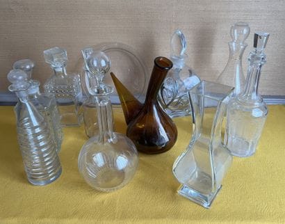 Caisse de carafes en verre et cristal. On...