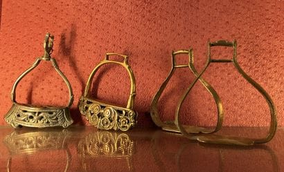 Ensemble d'étriers en bronze : - paire, les...