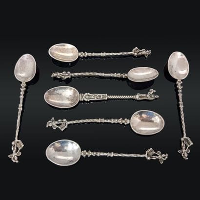 Suite de six petites cuillers en argent (800),...