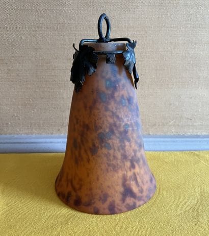 DAUM Nancy. Cache-ampoule en verre nuagé...