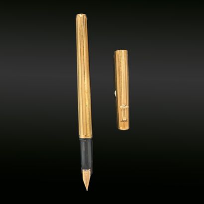 Stylo à plume CARAN D'ACHE en métal doré...