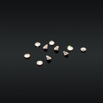 Dix petits diamants taillés en brillant,...