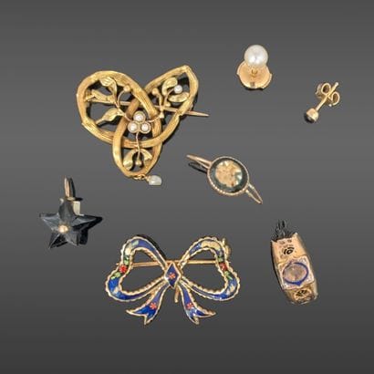 Bijoux en or jaune 18K (750) en mauvais état...