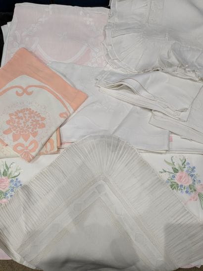 Ensemble : - drap en coton, à décor brodé...