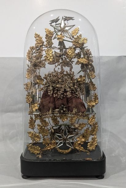 Globe de mariée. XIXe siècle. Socle en bois...