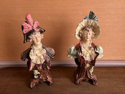 Paire de bustes en faïence émaillée polychrome...