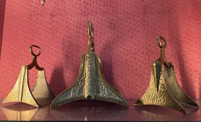 Trois étriers en bronze, le plus grand à...