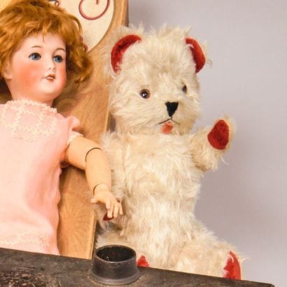 Ours en peluche articulé, les yeux en verre...