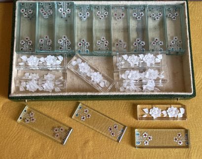 Suite de vingt-quatre porte-couteaux en cristal...