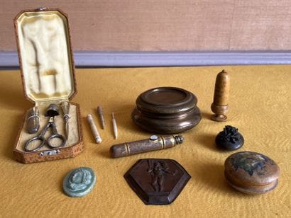 Bibelots : boîte en laiton, nécessaire à...