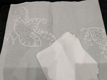 Ensemble : - nappe rectangulaire et dix serviettes...